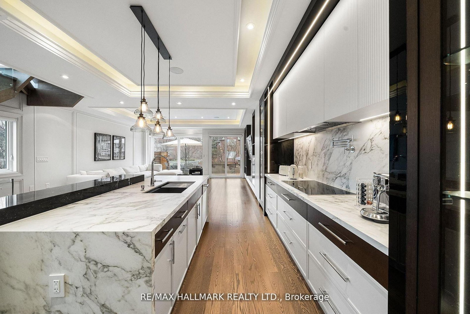210 Horsham Avenue • Toronto, ON photo 18