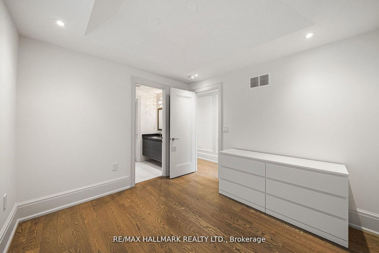 210 Horsham Avenue • Toronto, ON photo 39