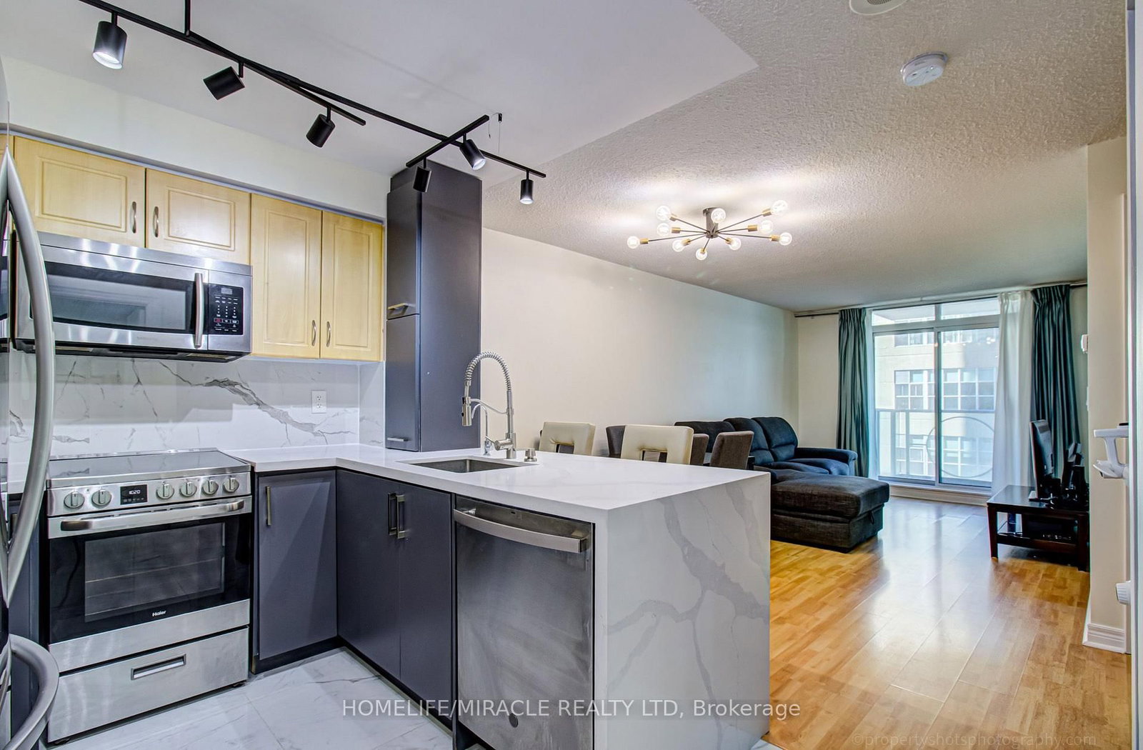 212 Eglinton Avenue • #705 • Toronto, ON photo 1