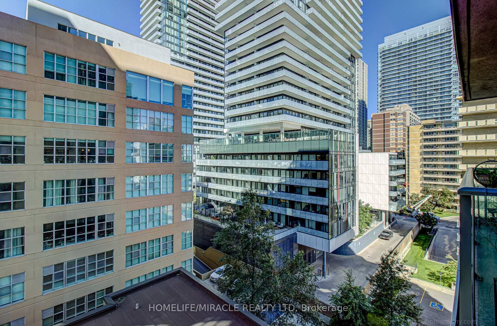 212 Eglinton Avenue • #705 • Toronto, ON photo 17