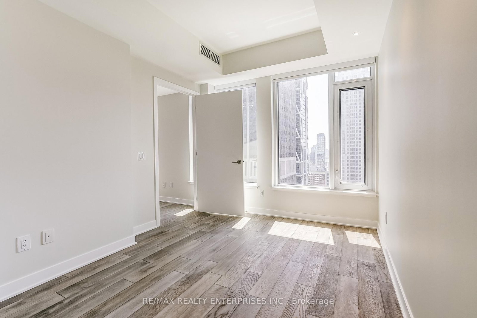 11 Yorkville Avenue • #2409 • Toronto, ON photo 21