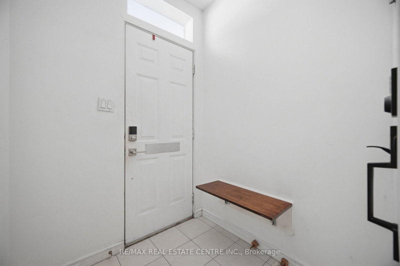 Upper - 472 Lansdowne Avenue