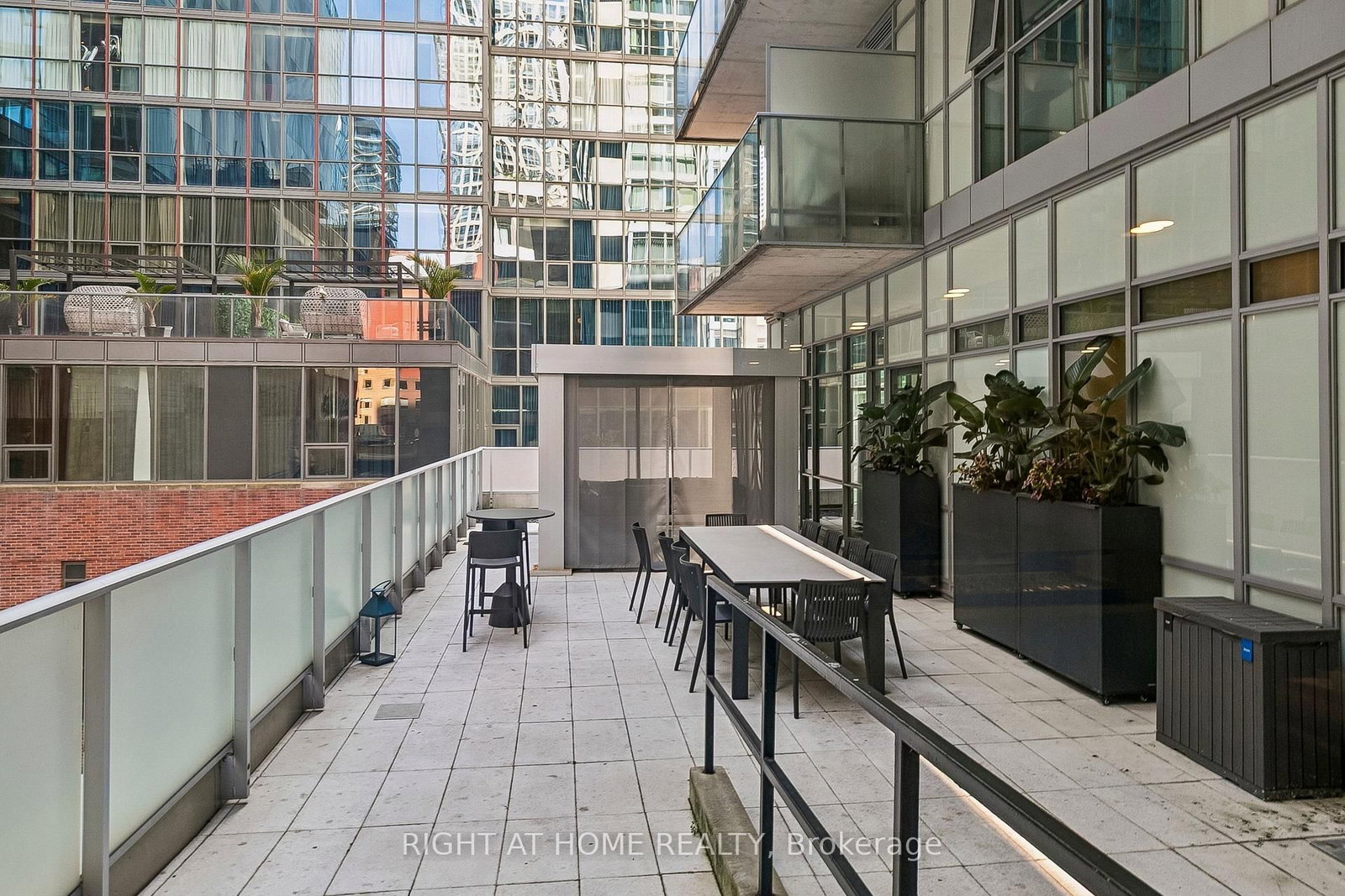 375 King Street W • #1606 • Toronto, ON photo 32