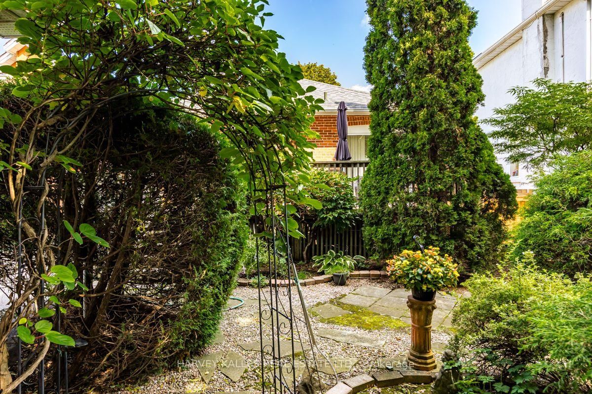 109 Old Orchard Grove • Toronto, ON photo 13