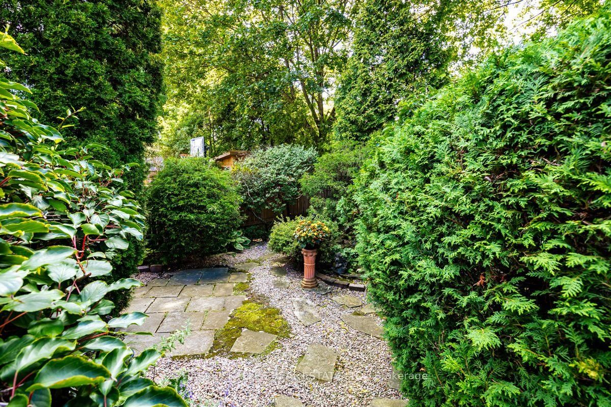 109 Old Orchard Grove • Toronto, ON photo 8