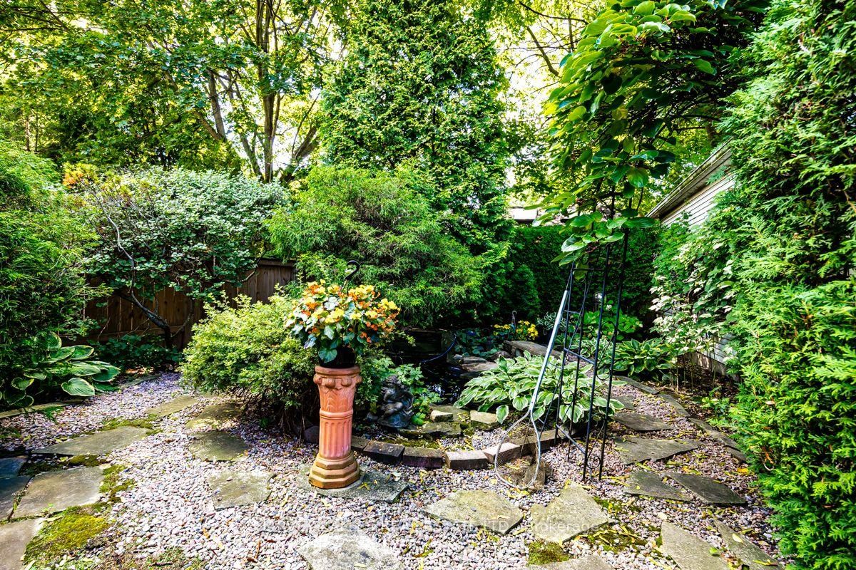 109 Old Orchard Grove • Toronto, ON photo 9