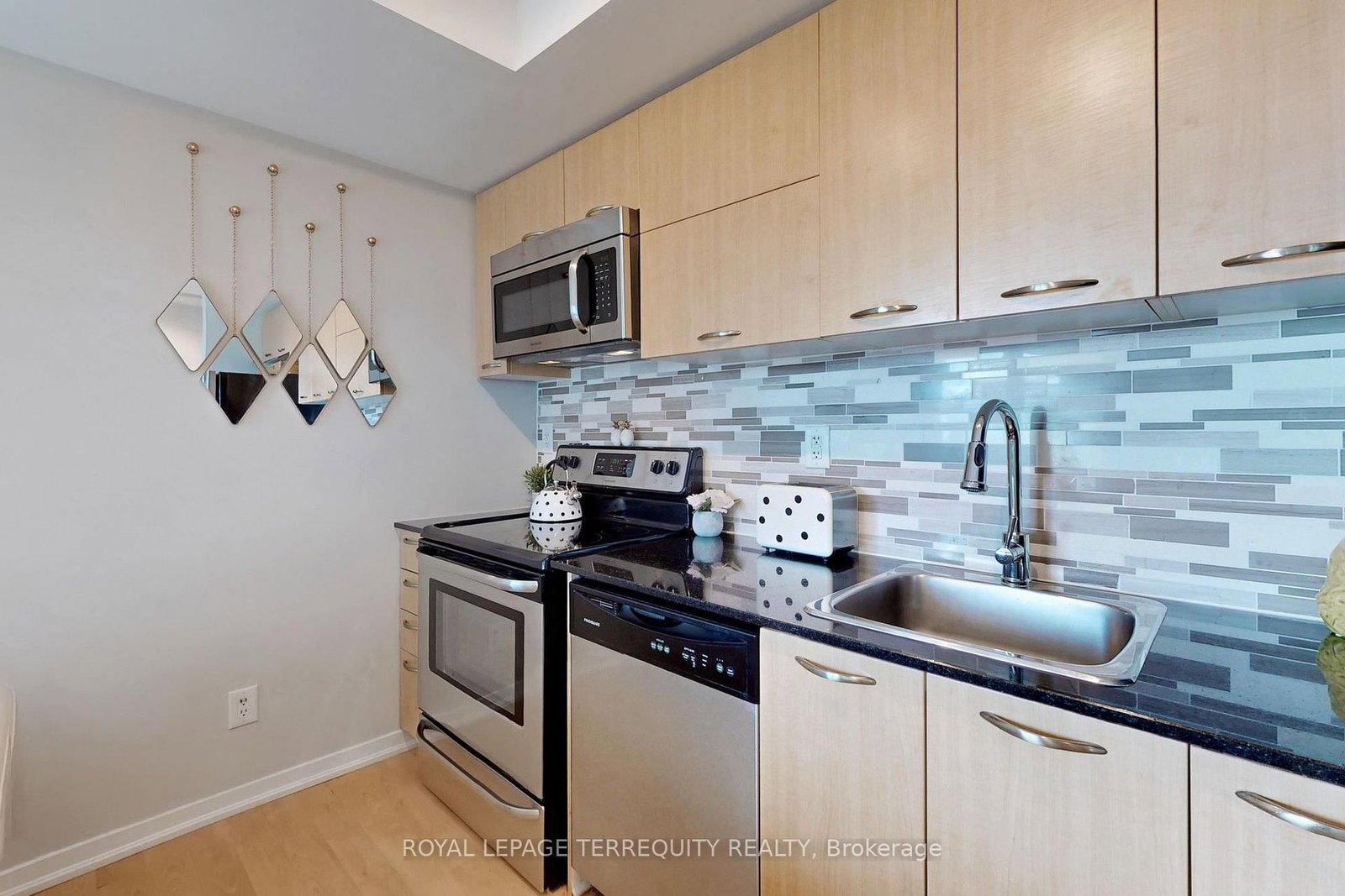 38 Joe Shuster Way • #710 • Toronto, ON photo 10