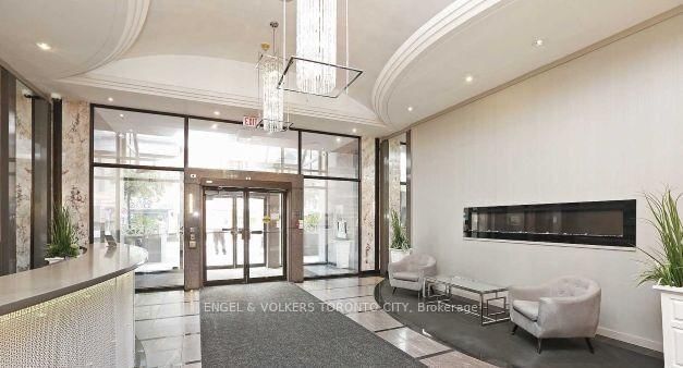 903 - 555 Yonge Street W