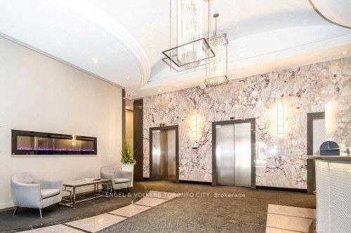 903 - 555 Yonge Street W