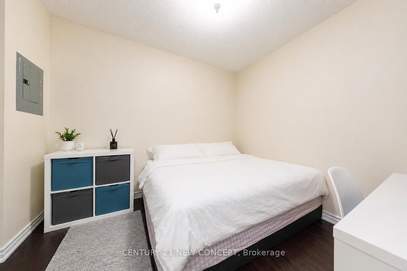 404 - 761 Bay Street