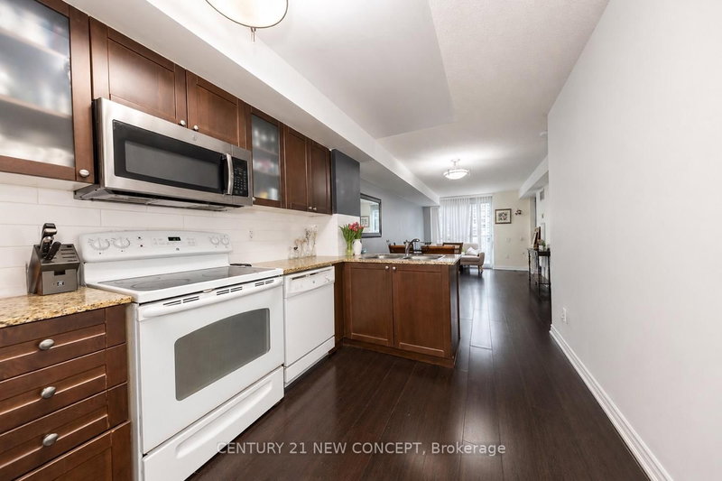404 - 761 Bay Street