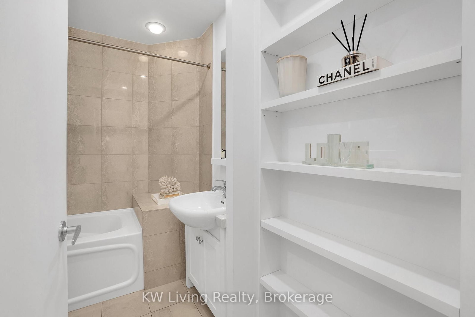 208 Queens Quay W • #2111 • Toronto, ON photo 7