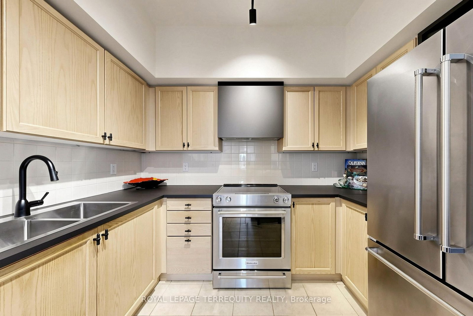 2 Clairtrell Road • #LPH 1 • Toronto, ON photo 11