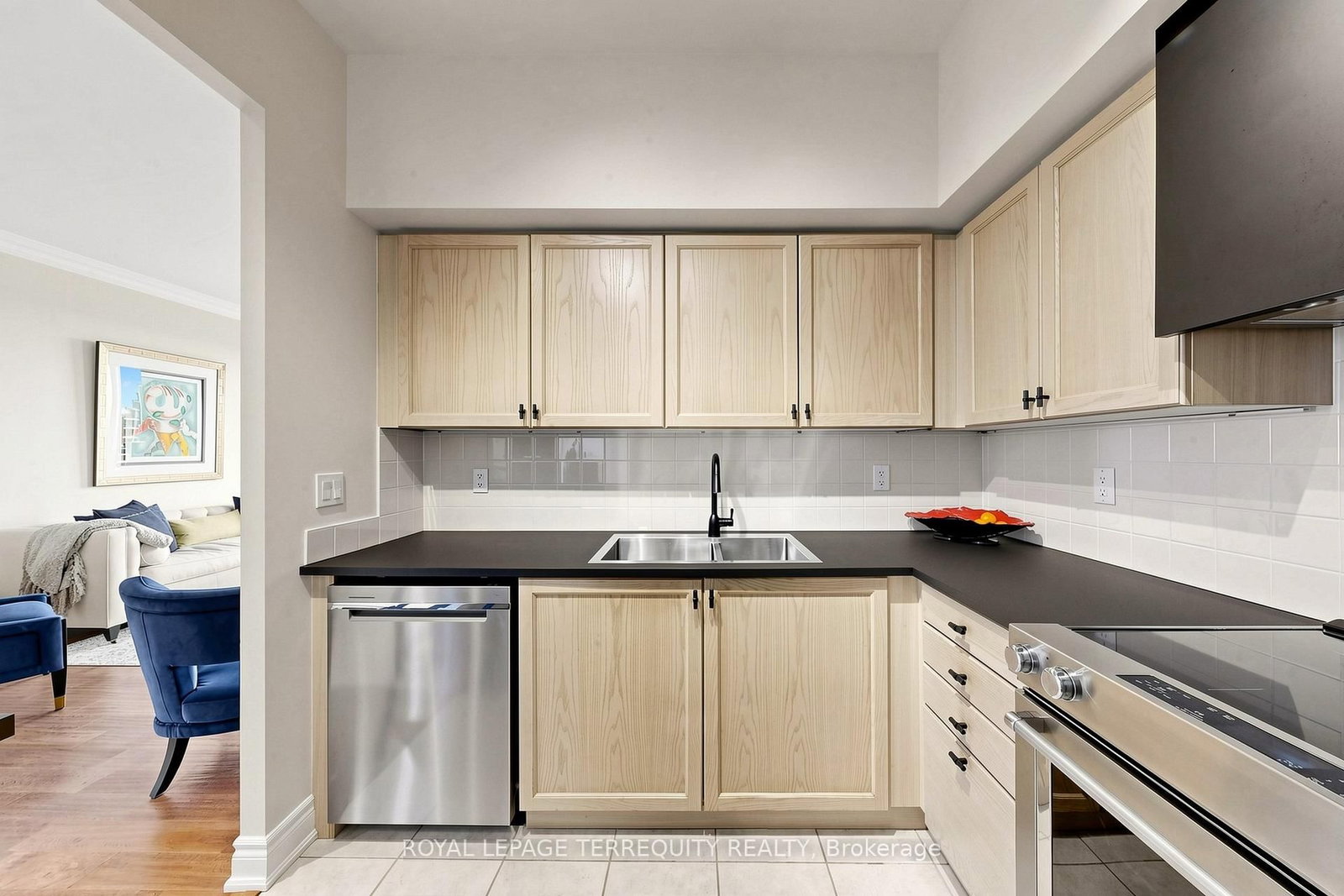 2 Clairtrell Road • #LPH 1 • Toronto, ON photo 12