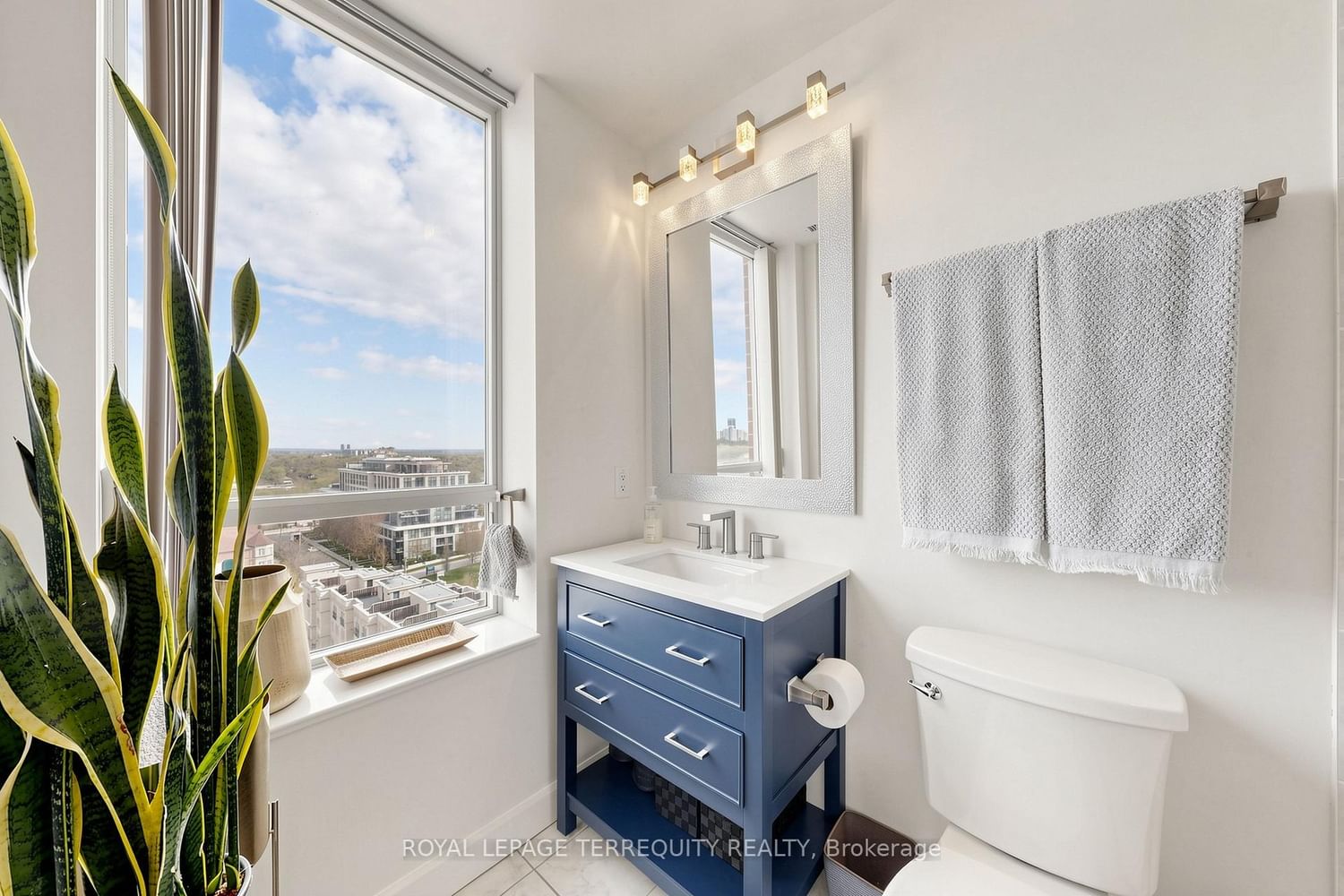 2 Clairtrell Road • #LPH 1 • Toronto, ON photo 18