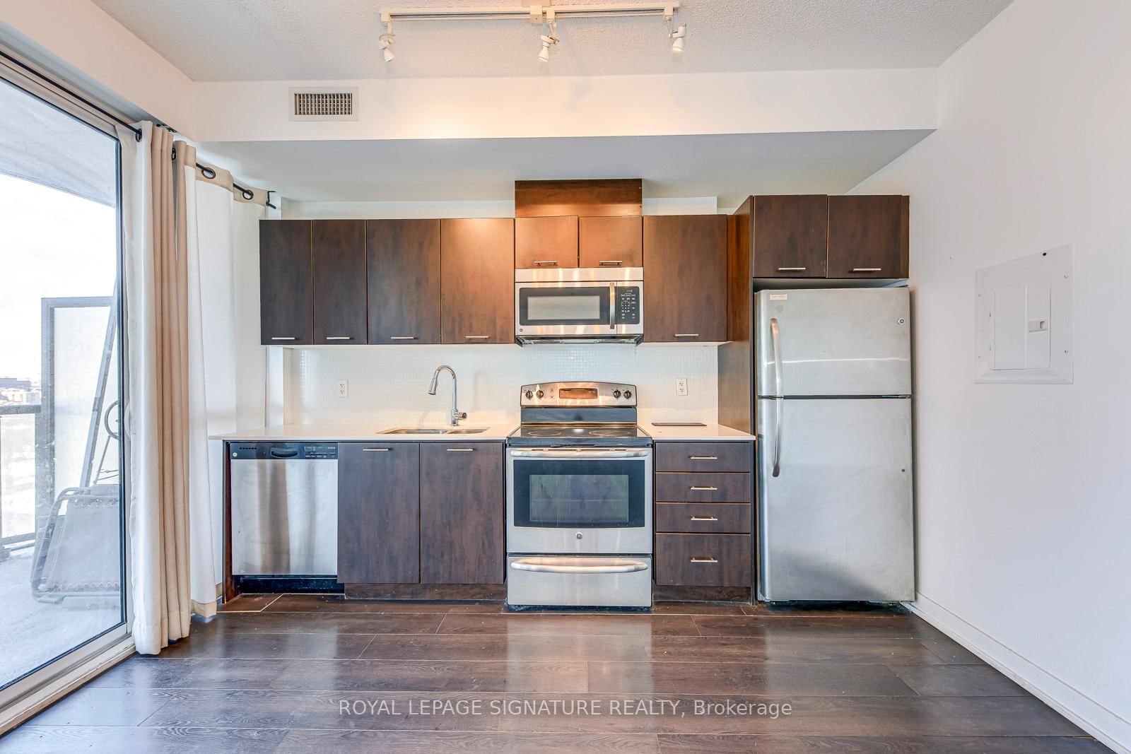 20 Bruyeres Mews • #1901 • Toronto, ON photo 11