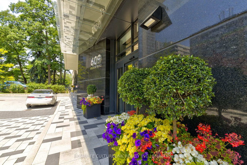 1704 - 609 Avenue Road