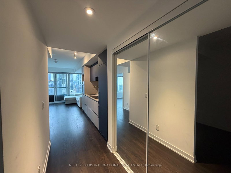 1716 - 319 Jarvis Street