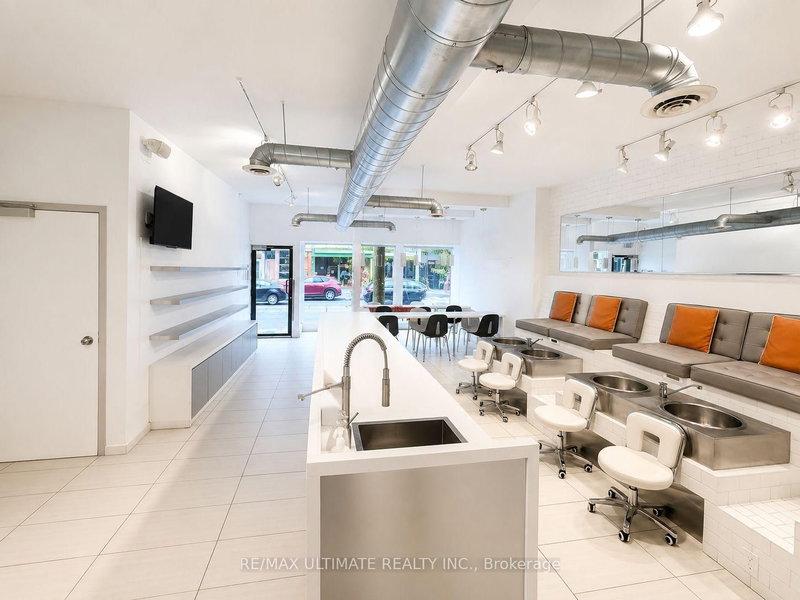 749 Queen St W photo 3