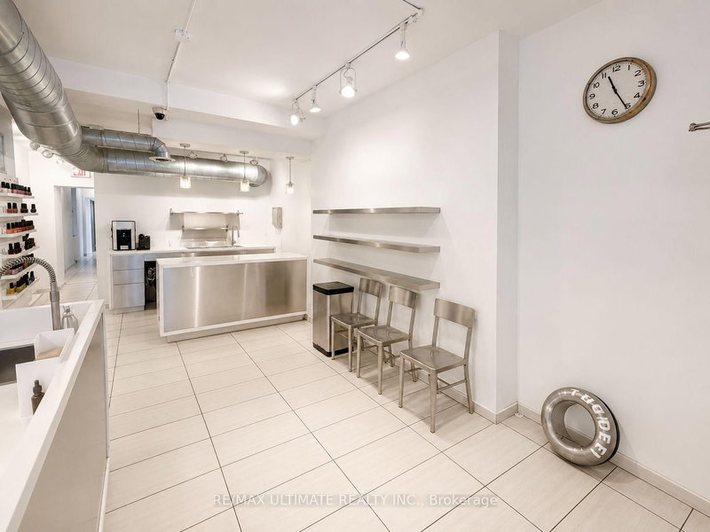 749 Queen St W photo 5