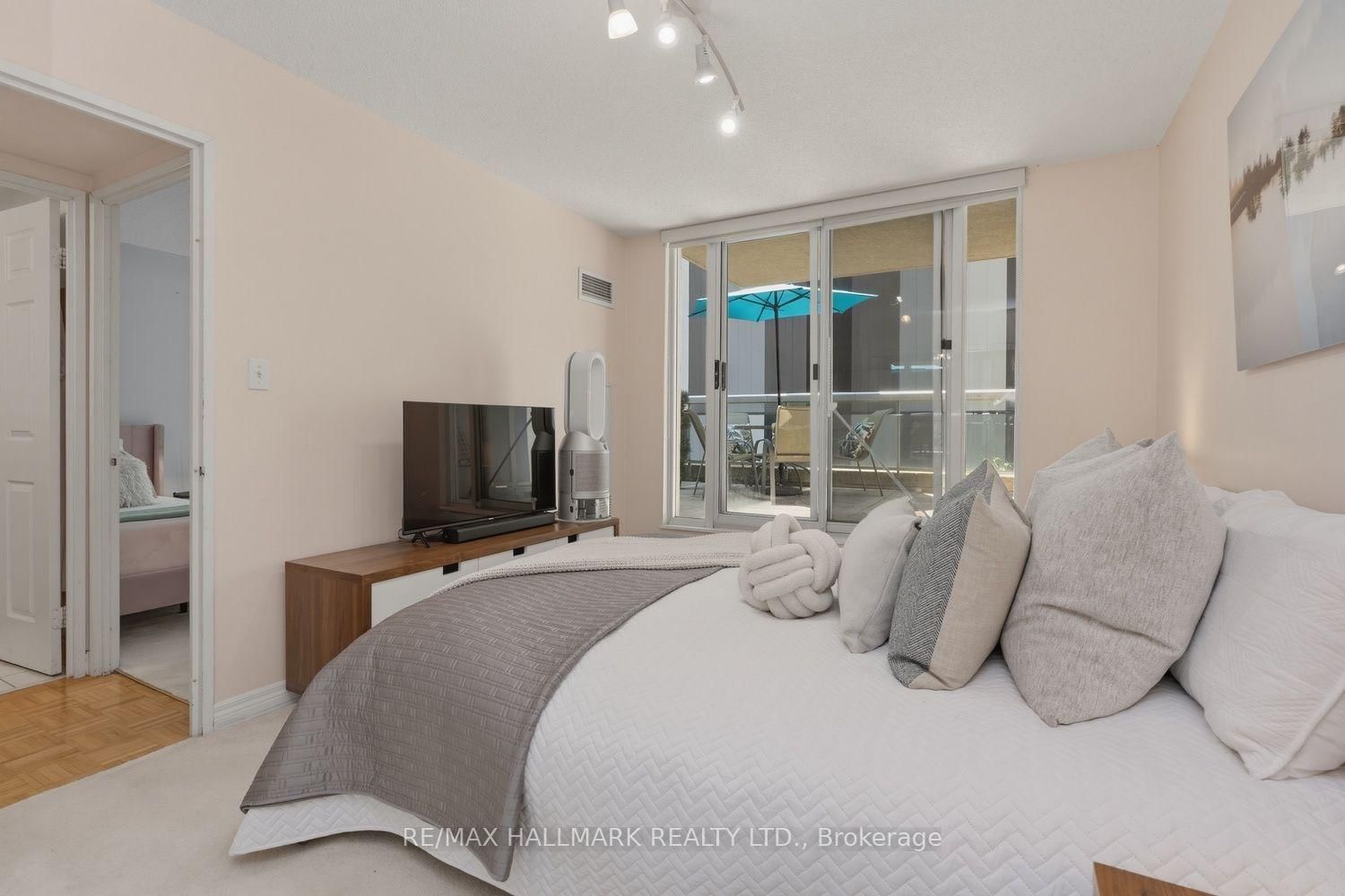 43 Eglinton Avenue E • #310 • Toronto, ON photo 24