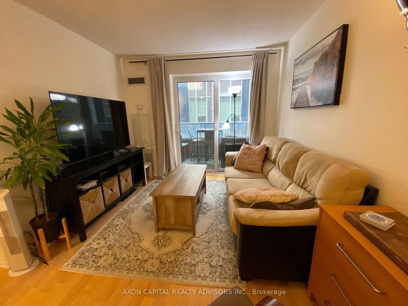 1243 - 250 Wellington Street W