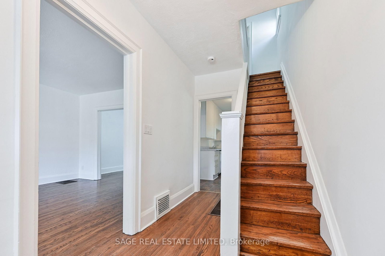 152 Manor Road E • Toronto, ON photo 12