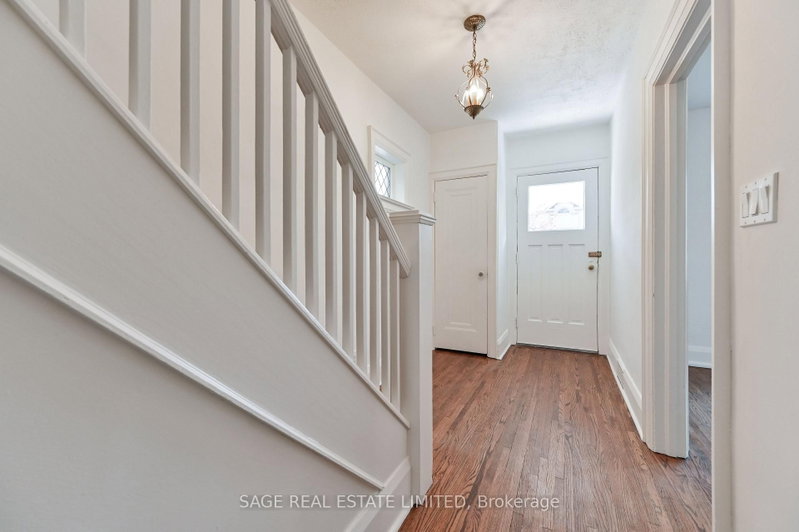 152 Manor Road E