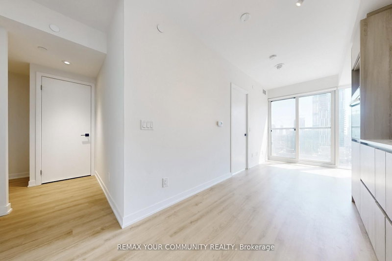 1817 - 319 Jarvis Street E