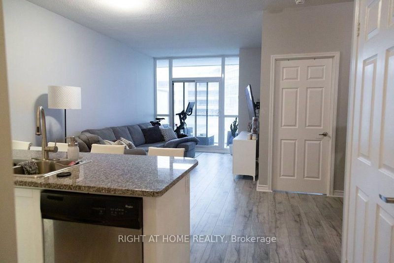 305 - 19 Grand Trunk Crescent
