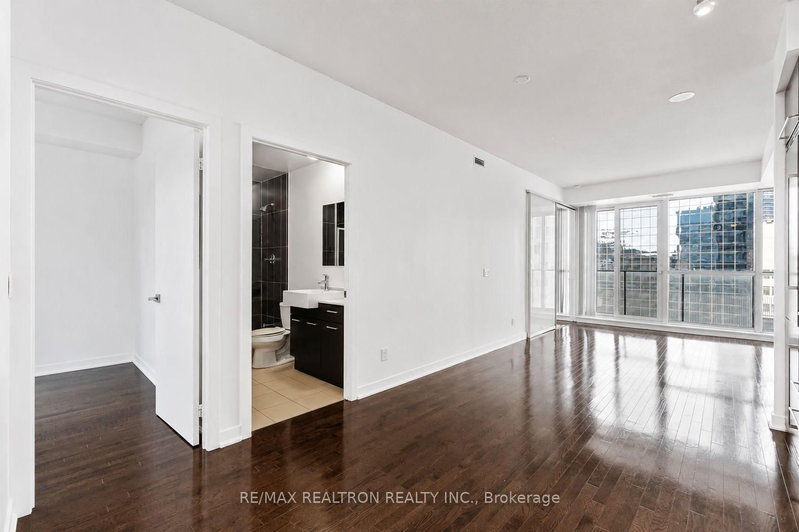 1402 - 770 Bay Street