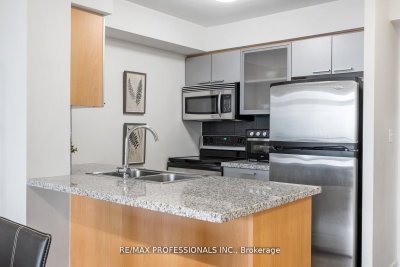 18 Harrison Garden Boulevard • #706 • Toronto, ON photo 8