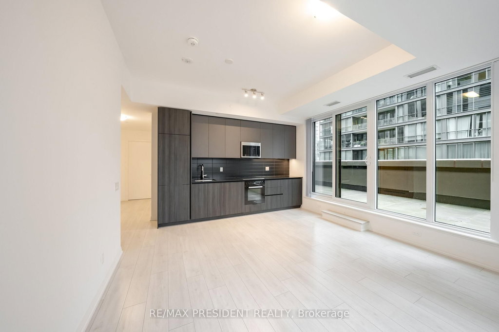 822 - 400 King Street W