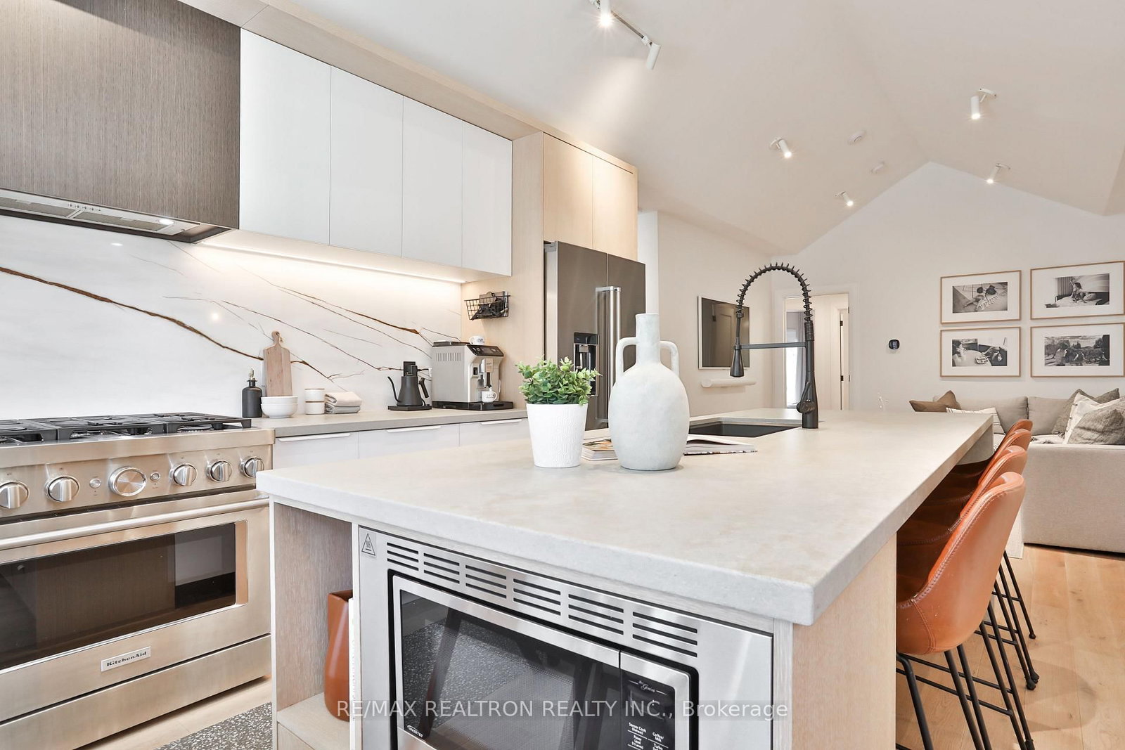46 Gloucester Grove • Toronto, ON photo 13