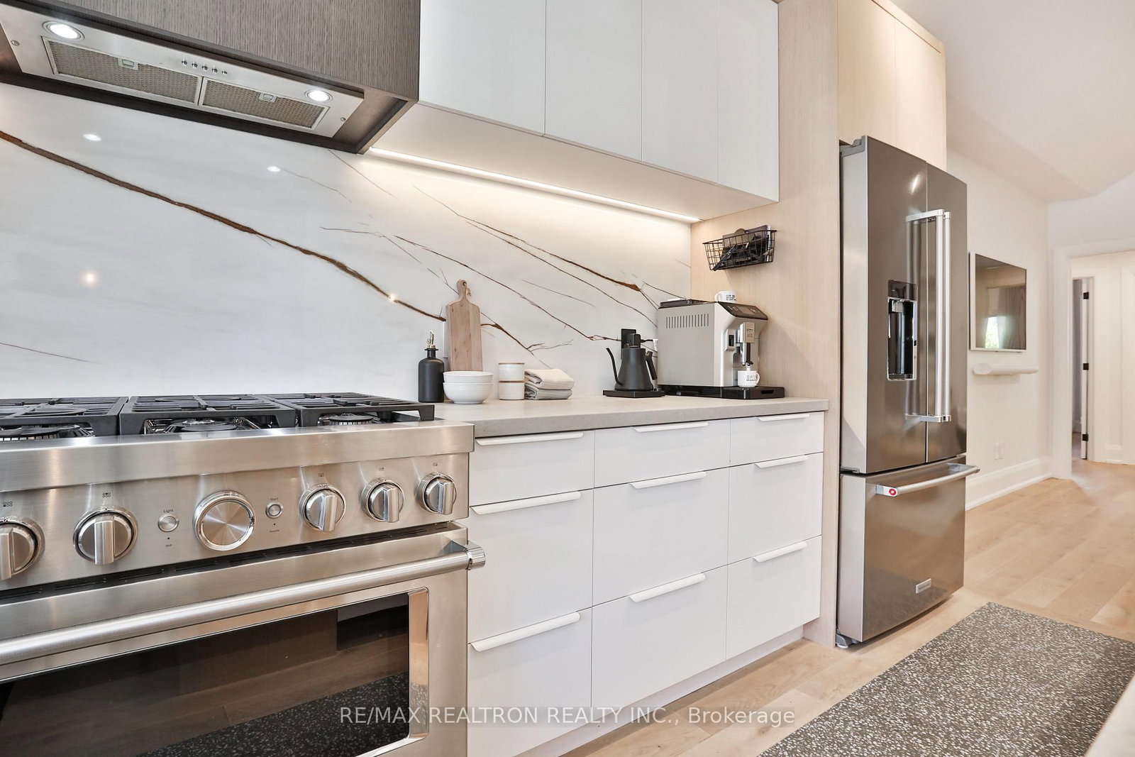 46 Gloucester Grove • Toronto, ON photo 15
