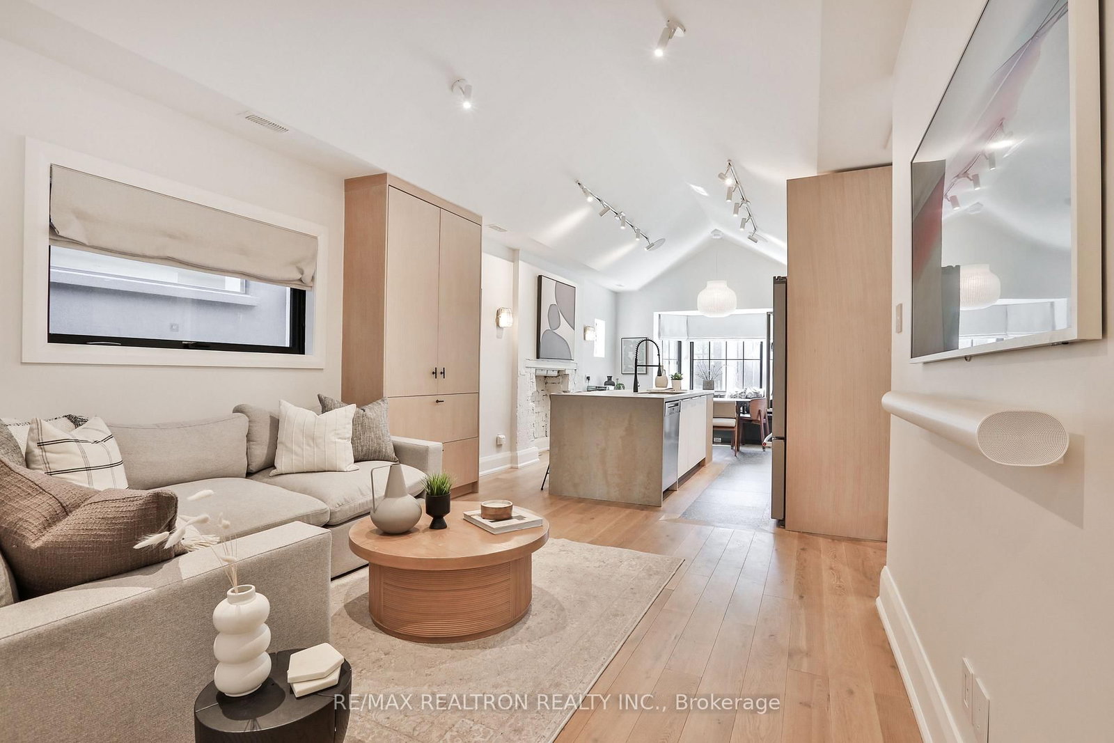 46 Gloucester Grove • Toronto, ON photo 8