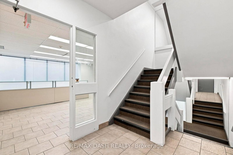 51 Eglinton Ave E photo 4