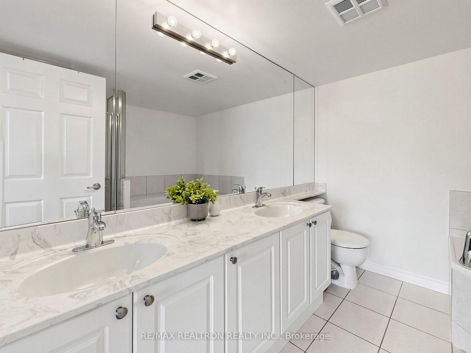 16 Dallimore Circle • #414 • Toronto, ON photo 19