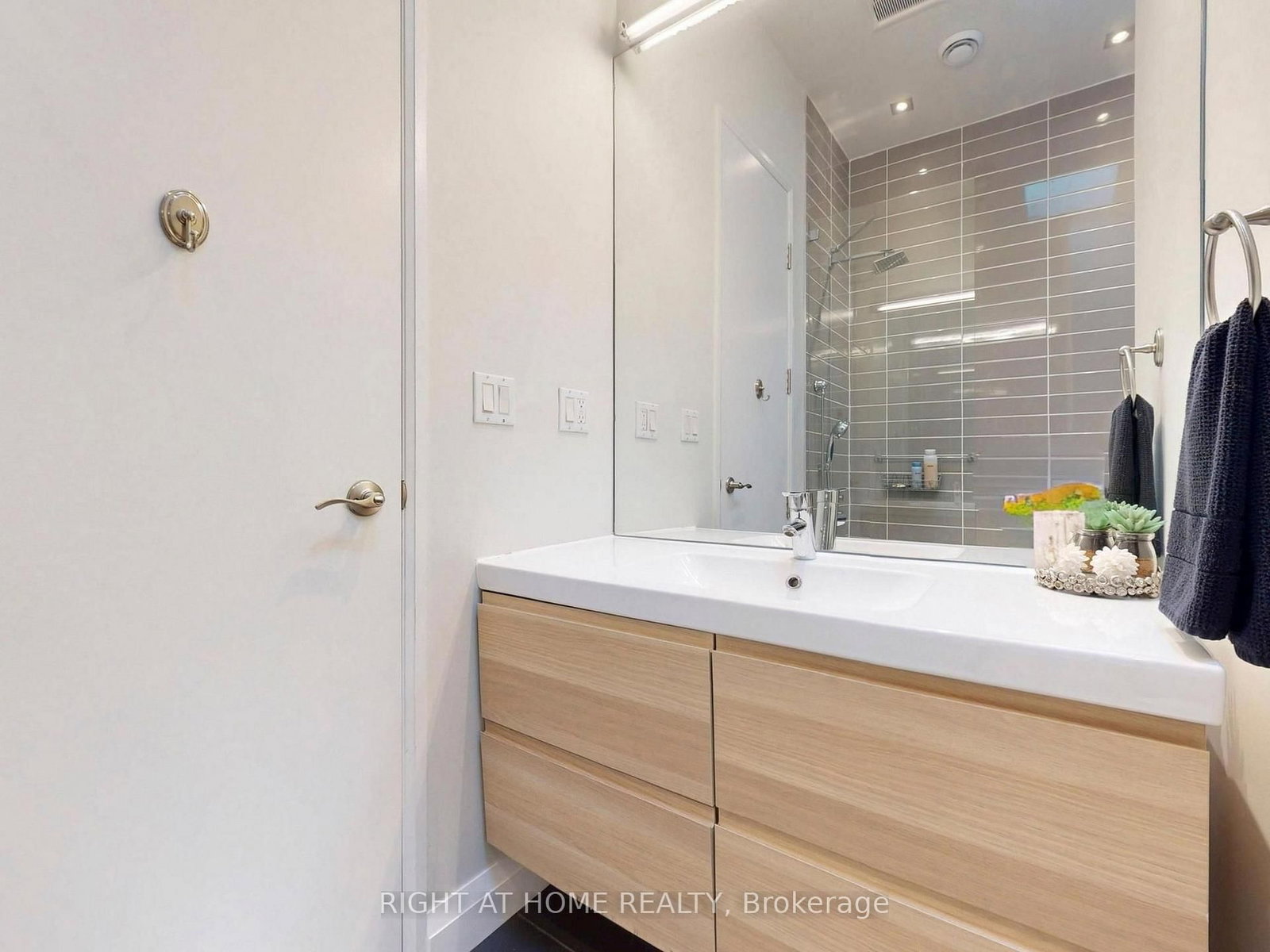 386 Rosewell Avenue • Toronto, ON photo 25
