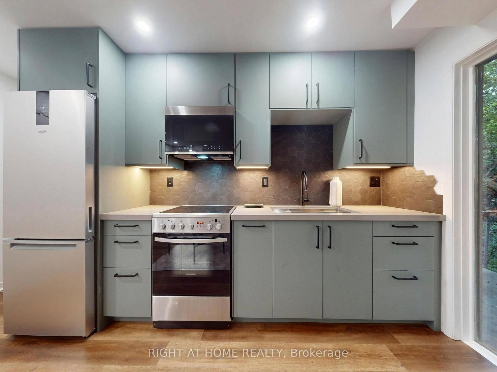 386 Rosewell Avenue • Toronto, ON photo 28