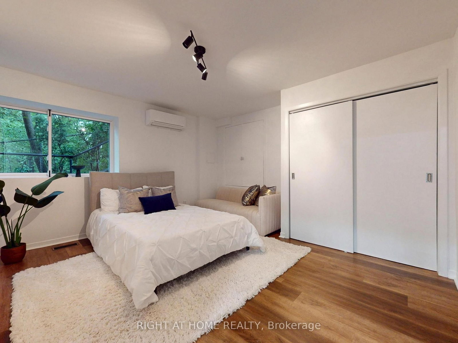 386 Rosewell Avenue • Toronto, ON photo 32