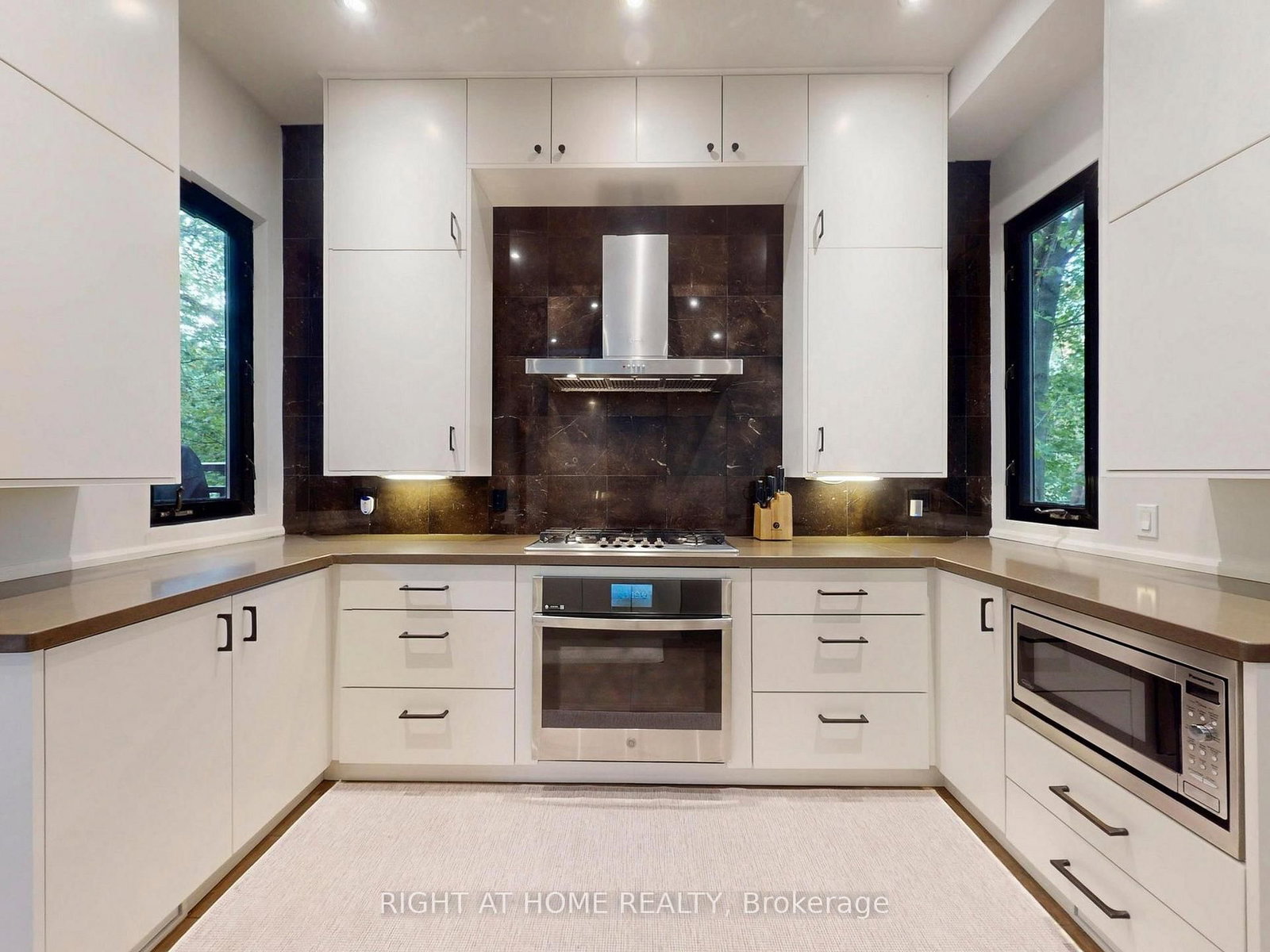 386 Rosewell Avenue • Toronto, ON photo 6