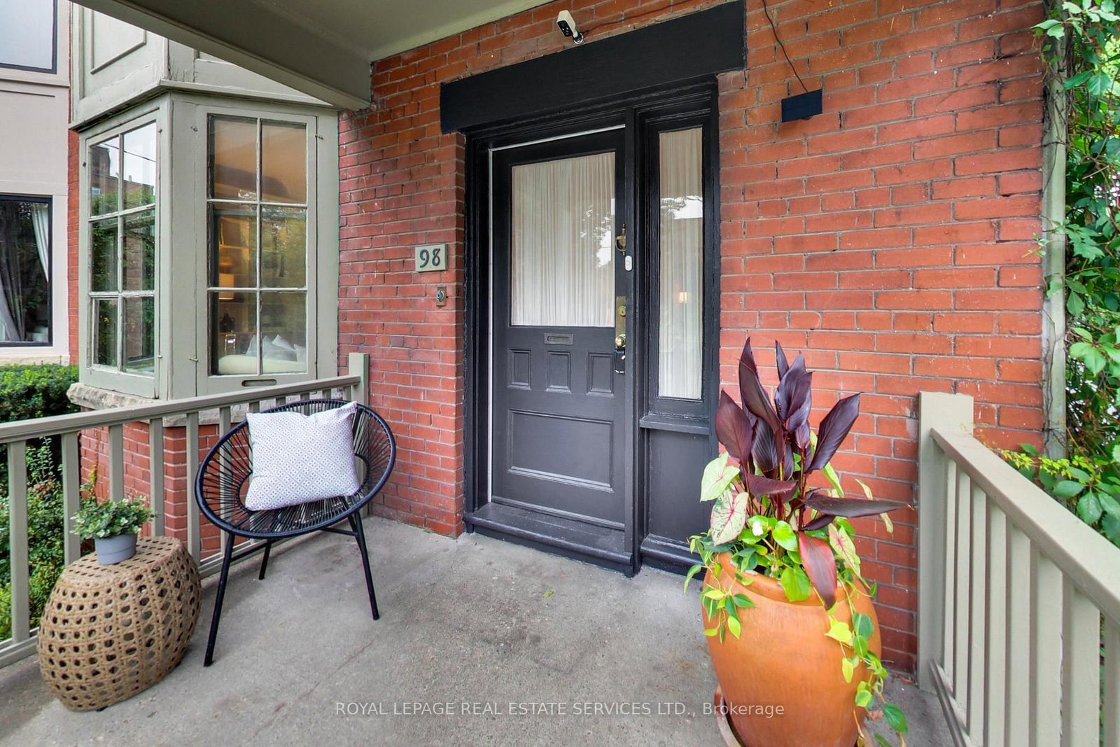 98 Woodlawn Avenue W • Toronto, ON photo 2