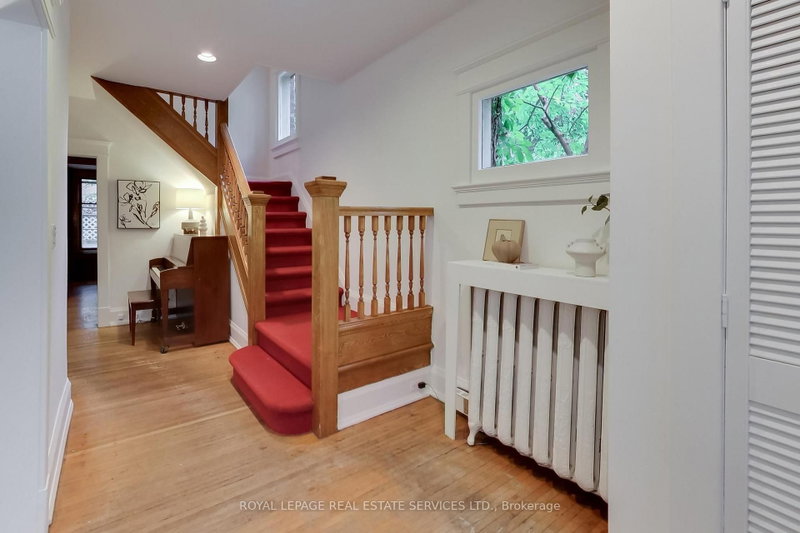 98 Woodlawn Avenue W