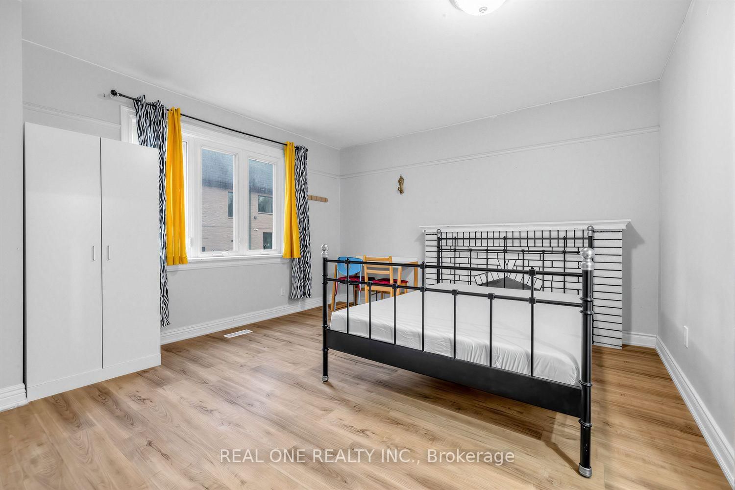 112 Oxford Street • Toronto, ON photo 9