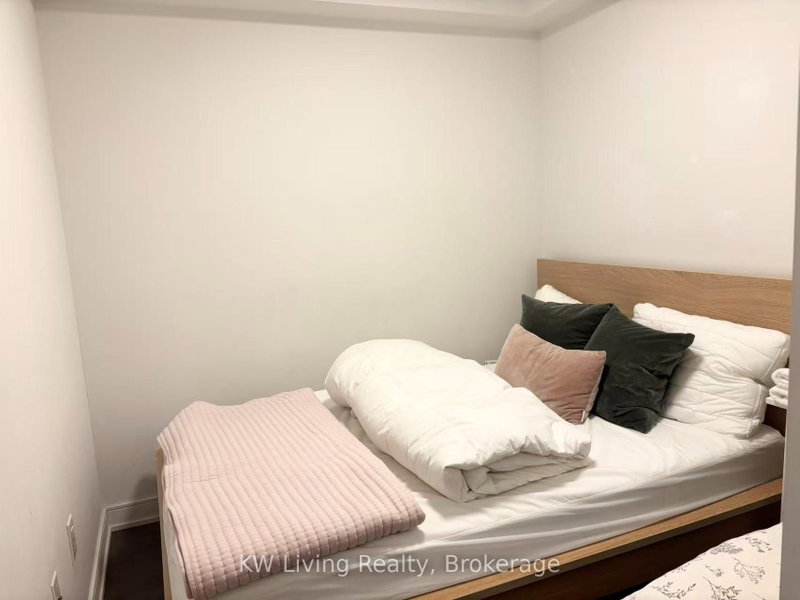 525 Adelaide St W photo 4