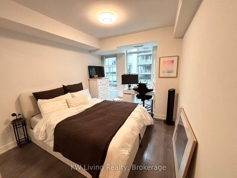 525 Adelaide St W photo 5