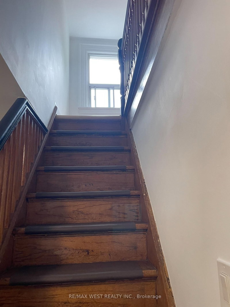 2nd Floor - 734 Manning Avenue