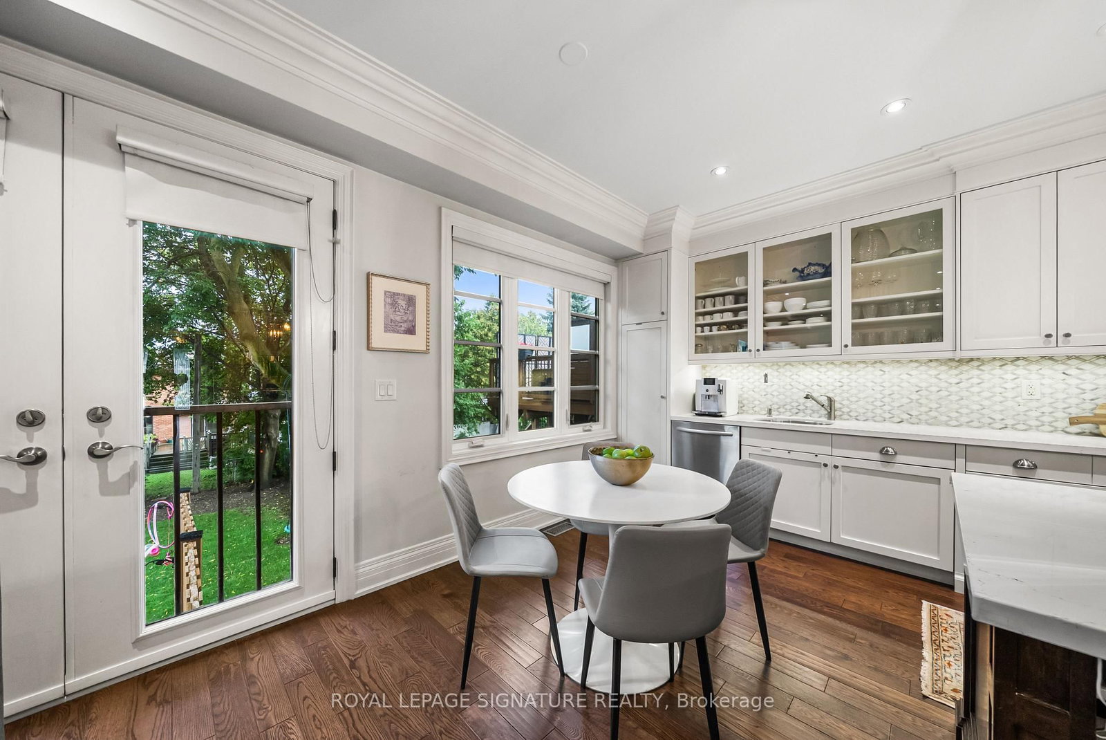 39 Regina Avenue • Toronto, ON photo 11