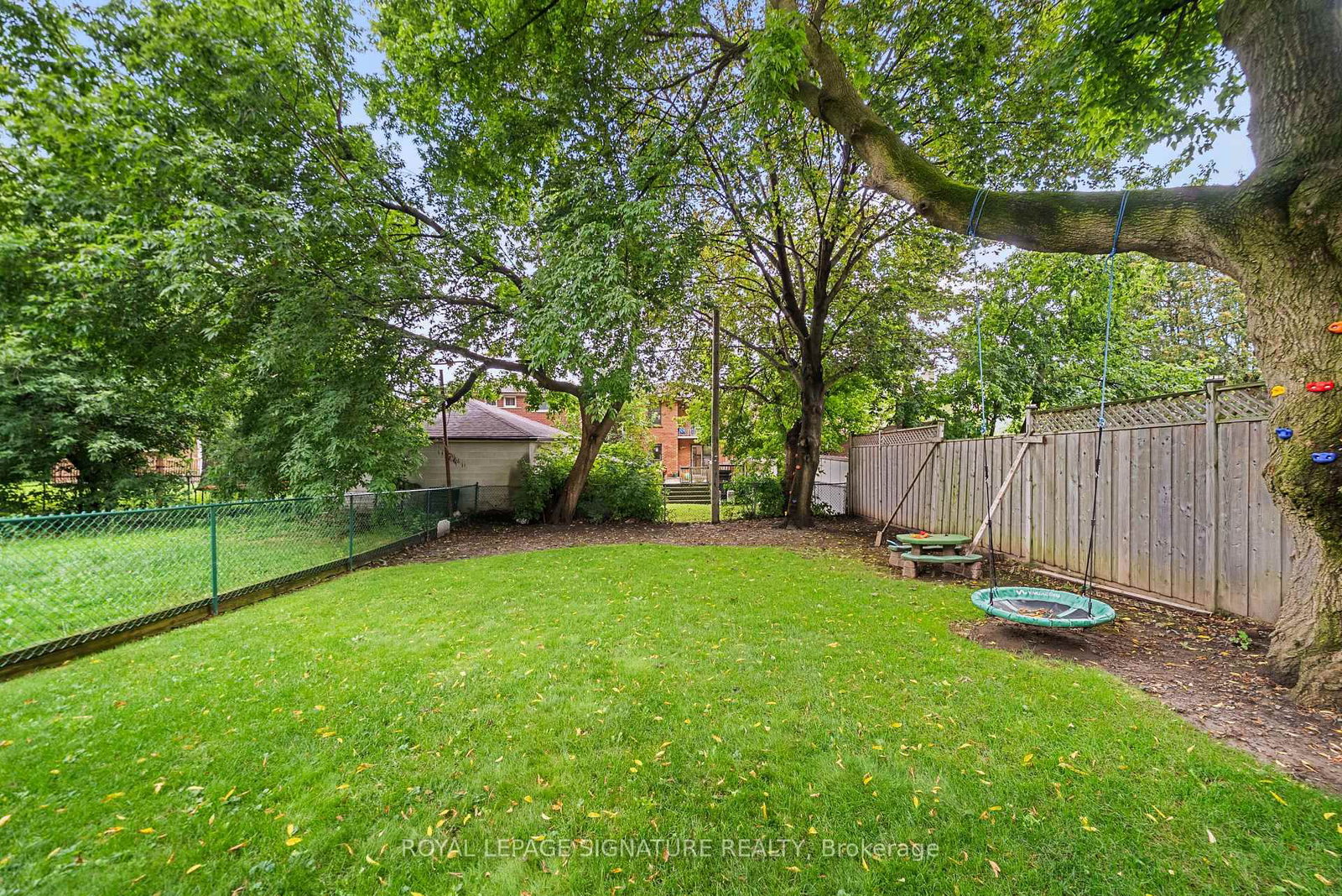 39 Regina Avenue • Toronto, ON photo 37